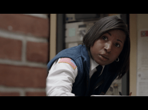 Lolita Foster as CO Eliqua Maxwell ( Screen : Netflix )